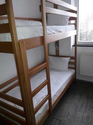 Хостелы Hostel Lubin Львов Спальное место на двухъярусной кровати в общем номере для мужчин и женщин-1