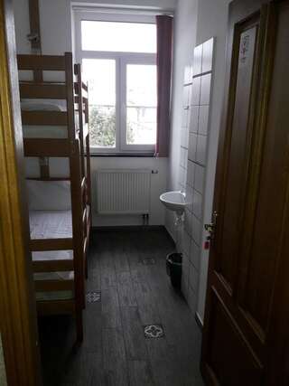 Хостелы Hostel Lubin Львов Спальное место на двухъярусной кровати в общем номере для мужчин и женщин-2